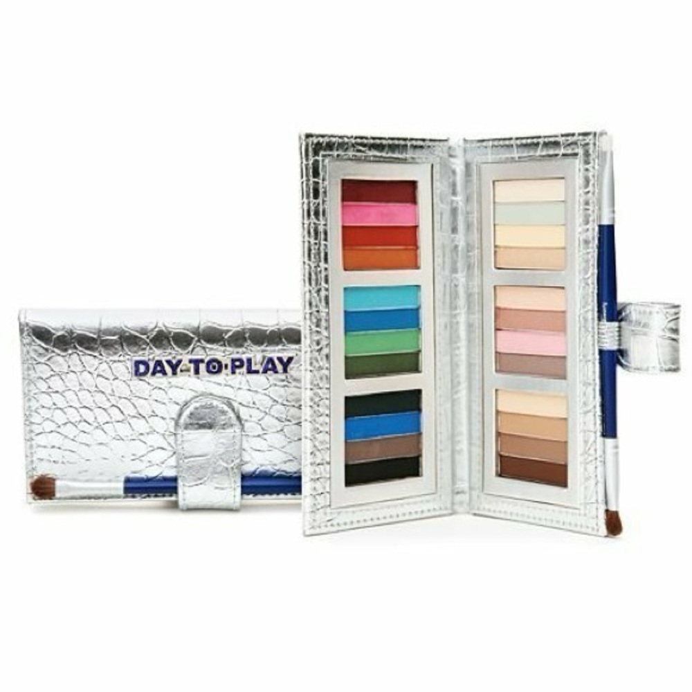 Pop Beauty Day to Play Clutch Eyeshadow Palette 18 Shades New in Box